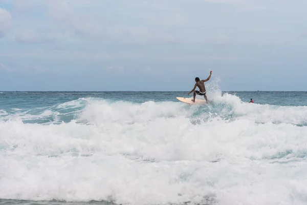 Kata Beach Phuket Thailand 2021 Männer Fangen Wellen Meer Isolierte — Stockfoto