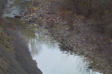 Dar, kirli bir orman nehri
