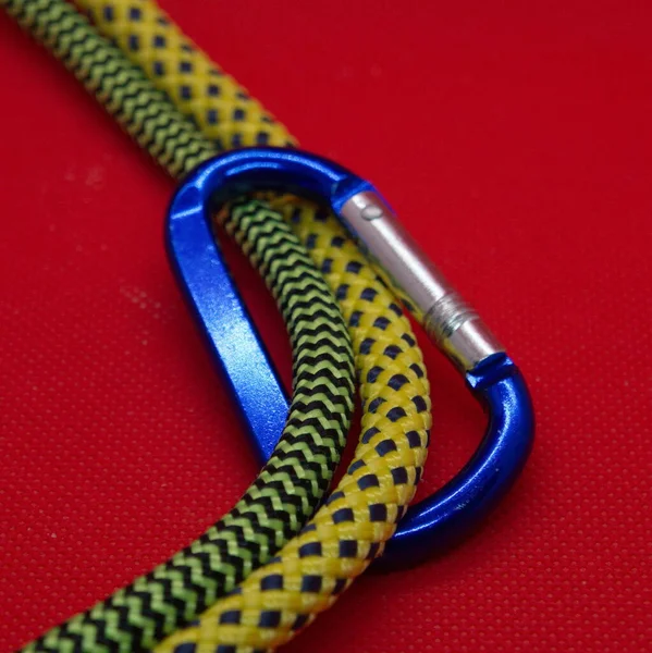 Желтая Скалолазная Верёвка Голубым Карабином — стоковое фото