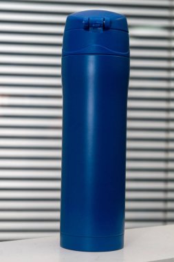 Çoklu spor için koyu mavi bir termocep.
