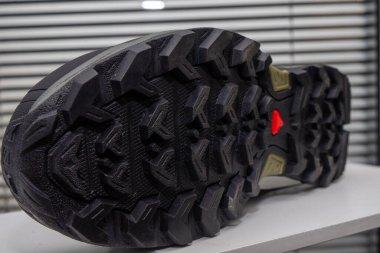 Çoklu spor için yüksek tabanlı lastik taban.