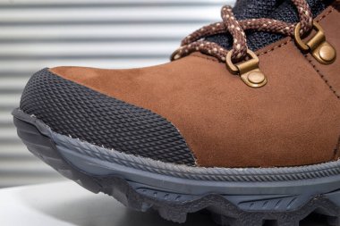 Yürüyüş için açık kahverengi bir çizme.