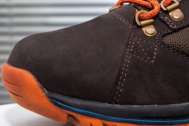 Yürüyüş için kahverengi çizme.