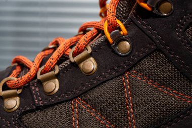 Yürüyüş ayakkabısı bağcıkları. Yaklaş.