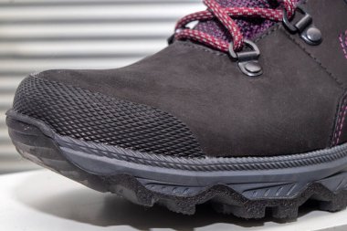 Yürüyüş için siyah bir çizme.