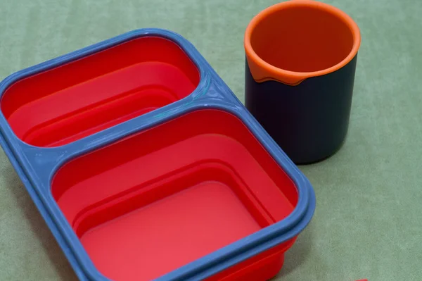 Een Siliconen Rode Container Een Plastic Vork Een Aluminium Beker — Stockfoto