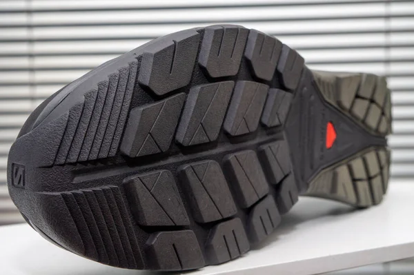 Yürüyüş ayakkabıları için lastik taban.