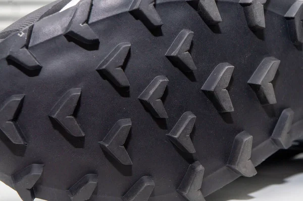 Çoklu spor için yüksek iplikli bir lastik taban