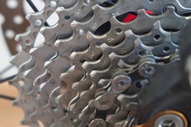 10 vitesli bisiklet zinciri MTB 'ye bağlandı.