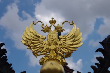 Çift başlı Rus kartalı altın heykeli
