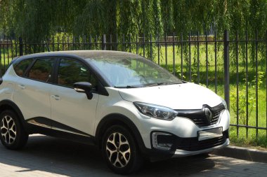 Beyaz bir Renault Kaptur yolda