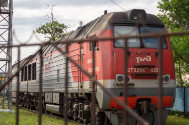 Çitin arkasındaki demiryolunda lokomotif