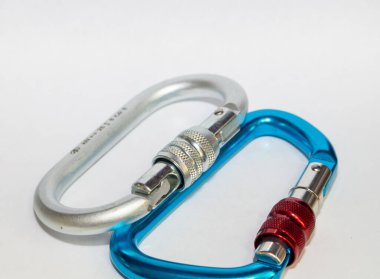 Yükseklik için iki çok yönlü karabina.