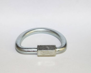 Yükseklik 2 'de çalışmak için D şeklinde çelik karabina.