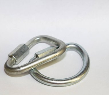 D-şekli ve üçgen biçimli çelik karabinalar 5 'te çalışmak için.