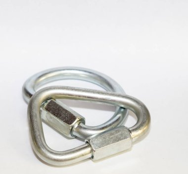 D-şekli ve üçgen biçimli çelik karabinalar 3 yükseklikte çalışmak için.