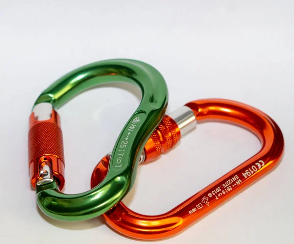 Orangefarbene Und Grüne Karabiner Für Den Alpinismus — Stockfoto