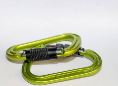 Kaya tırmanışı için sarı karabinalar 5