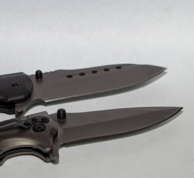 İki açık çakı yakın mesafede.