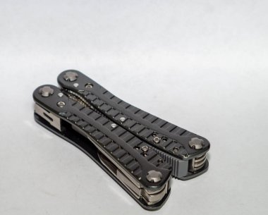 Masa 6 'da orta büyüklükte bir çoklu araç