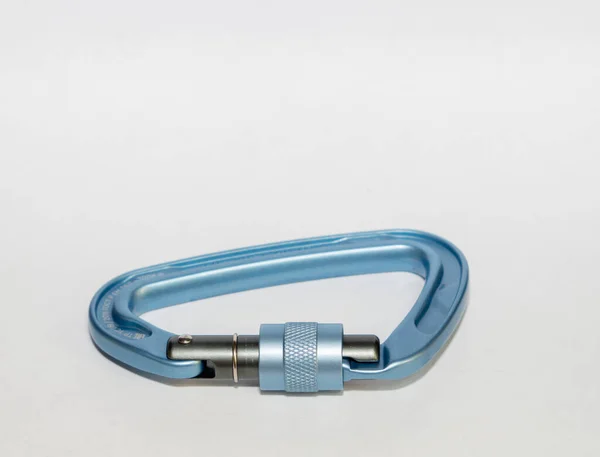 Blauer Verschlossener Förmiger Karabiner Für Bergsport — Stockfoto