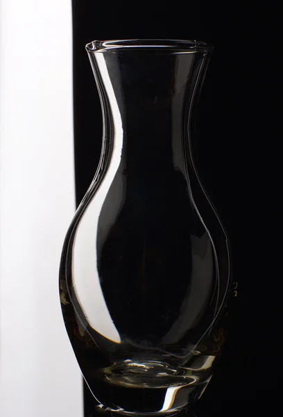 White silhouette of a glass vase on a black and white background, glare, volume — Stock Photo, Image