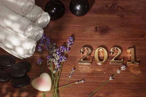Piedras de masaje caliente, piedra biana, ramitas de lavanda y números dorados 2021 — Foto de Stock