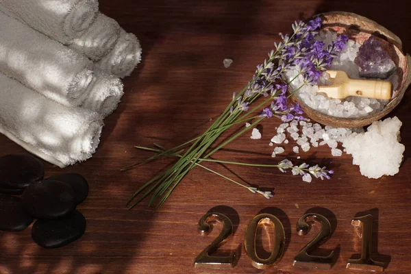 Conjunto de spa y números dorados 2021, flores de lavanda fresca púrpura se encuentran cerca — Foto de Stock
