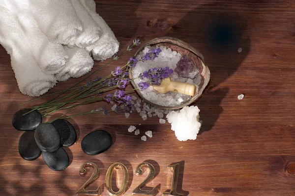 Базальтовые камни для горячего массажа и спа-салон с лавандой рядом с золотыми номерами 2021 — стоковое фото