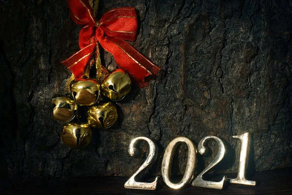 Números Dorados Brillantes 2021 Campanas Cinta Roja Sobre Fondo Textura — Foto de Stock