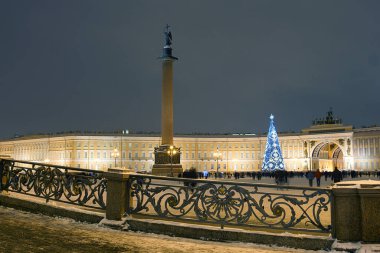 St. Petersburg 'da yeni yıl ağacı. Palace Square' de, Hermitage 'ın yanında...