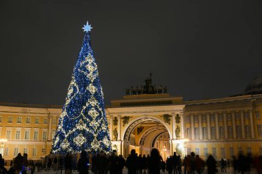 St. Petersburg 'da yeni yıl ağacı. Palace Square' de, Hermitage 'ın yanında...