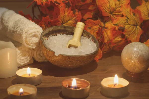 Composición Del Spa Con Hojas Otoño Velas Encendidas —  Fotos de Stock