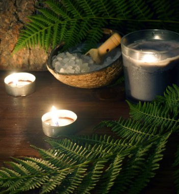 Eğreltiotu olan bir masada SPA tedavisine hazır..