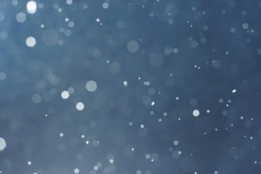 Parlak damlaları olan mavi-mavi rengin güzel arkaplanı