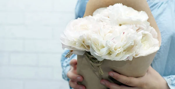 Les Mains Féminines Tiennent Bouquet Pivoines Roses Délicates — Photo