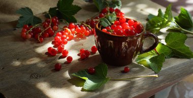 Parlak kırmızı üzümlü kahverengi bir kupa karatahtanın üzerinde duruyor.