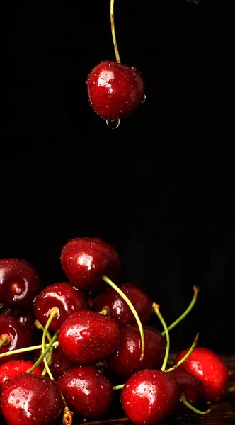 Rote Helle Kirschbeeren Über Einer Handvoll Der Gleichen Saftigen Beeren — Stockfoto