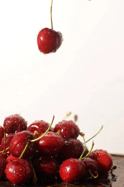 Leuchtend Rote Sauerkirsche Auf Hellem Hintergrund — Stockfoto