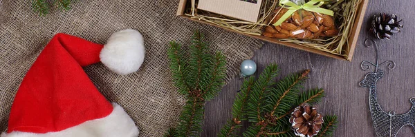 Weihnachten Attribute Und Schachtel Mit Einem Geschenk Und Nüssen Panorama — Stockfoto