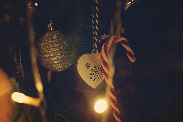 Décorations Noël Accrochées Sur Des Branches Entourées Guirlandes Lumineuses — Photo