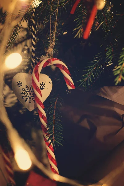 Caramelos Juguete Navidad Cuelgan Ramas Rodeadas Guirnaldas Brillantes — Foto de Stock