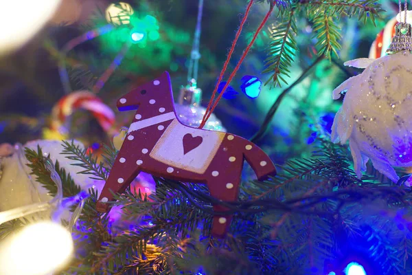 Caballo Juguete Navidad Colgado Las Ramas Del Árbol Navidad — Foto de Stock