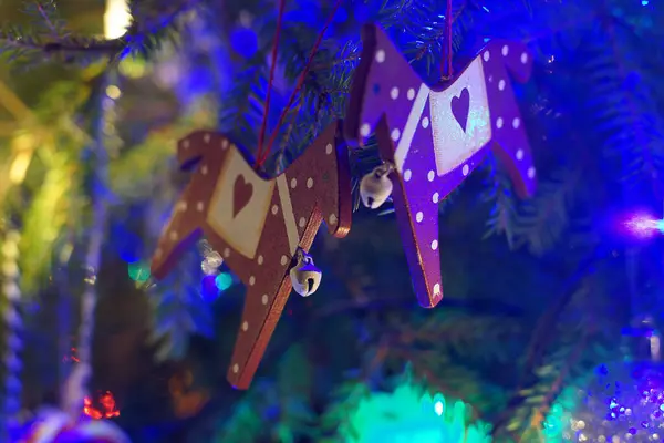 Brinquedos Natal Pendurados Ramos Cercados Por Guirlandas Brilhantes — Fotografia de Stock