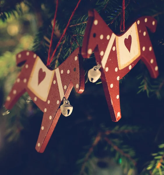 Weihnachtsspielzeug Hängt Den Zweigen Des Weihnachtsbaums — Stockfoto