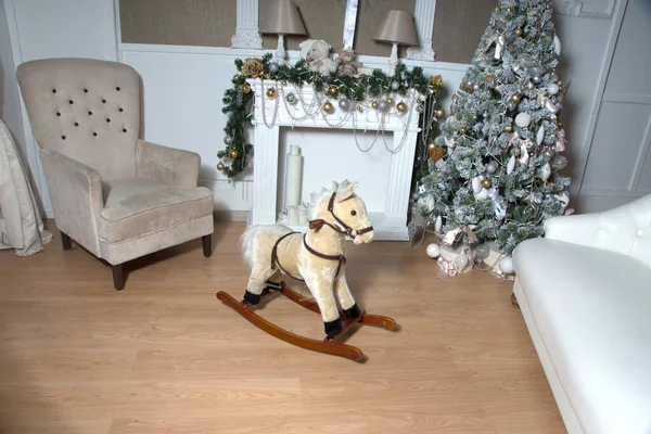 Ein Spielzeugpferd Steht Neben Einem Geschmückten Leuchtenden Weihnachtsbaum Und Einem — Stockfoto