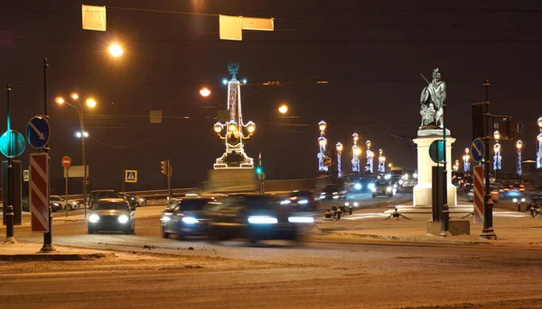 Uma Estrada Com Lanternas Brilhantes Guirlandas Chamas São Petersburgo Carros Fotografia De Stock