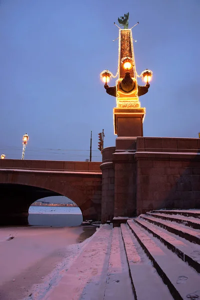 Chytré Město Světélkujícími Sochami Zdobenými Věnci — Stock fotografie