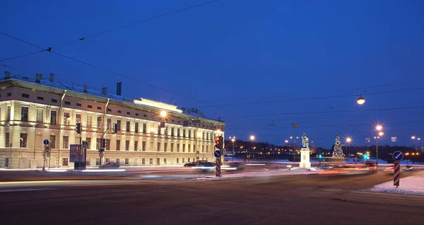 Gebäude Mit Leuchtenden Lichtern Winter Und Einem Weihnachtsbaum Auf Dem — Stockfoto