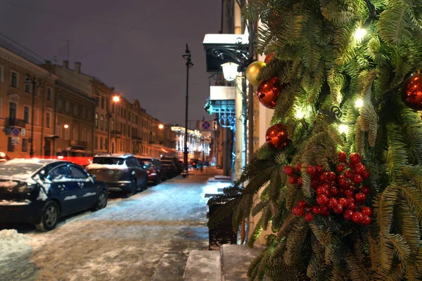 Рождественские Украшения Снежной Улице Города Зимой — стоковое фото